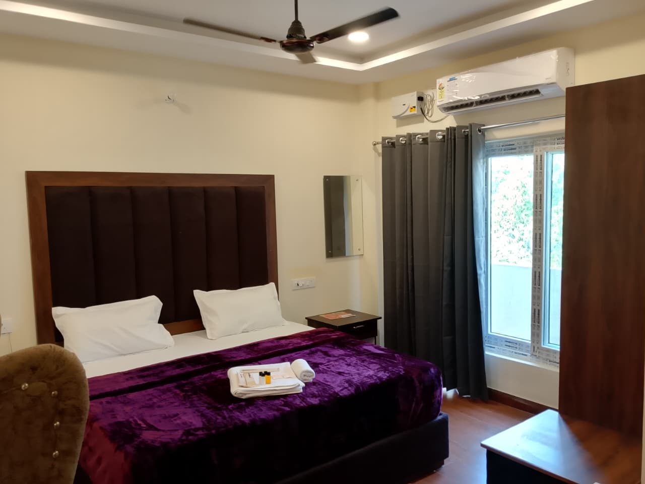 Guest room at Hotel Vishla Palace
